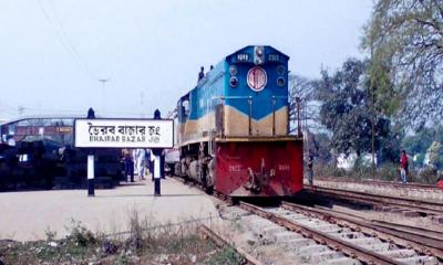 ভৈরবে ট্রেনের ইঞ্জিনের ধাক্কায় বগি লাইনচ্যুত