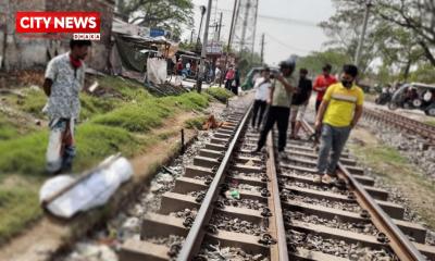 চলন্ত ট্রেনের দরজা থেকে চাকার নিচে পড়ে যুবক নিহত