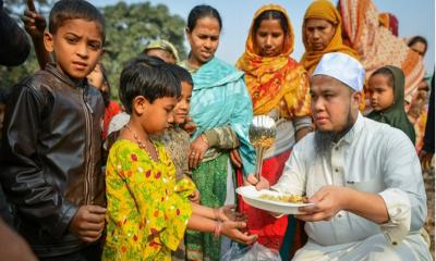 বাংলাদেশে এসে পথশিশুদের নিজ হাতে খাবার তুলে দিলেন আলোচিত দাঈ এবিত লিউ