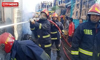 তেজগাঁওয়ে ট্রাকস্ট্যান্ডে আগুন, নিয়ন্ত্রণে ৩ ইউনিট