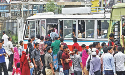 ঢাকার রাস্তায় বাস কম, ভোগান্তিতে যাত্রীরা