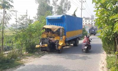 দাঁড়িয়ে থাকা লোবেটে কাভার্ডভ্যানের ধাক্কা, চালক-হেলপার নিহত