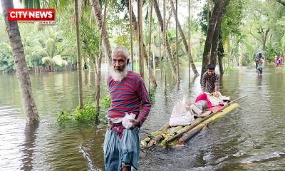 ‌ঘরে হাঁটু পানি, কলার ভেলায় বৃদ্ধাকে নিয়ে আশ্রয় খুঁজছেন তারা