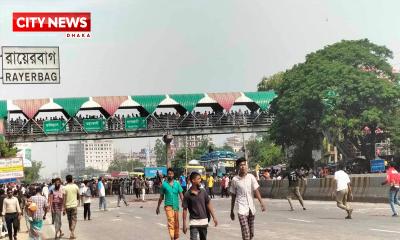 শনিরআখড়ায় মহাসড়ক অবরোধ, ক্রিকেট খেলছেন শিক্ষার্থীরা