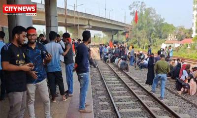 গাজীপুরে শিক্ষার্থীদের রেললাইন অবরোধ, ঢাকা-রাজশাহী ট্রেন চলাচল বন্ধ