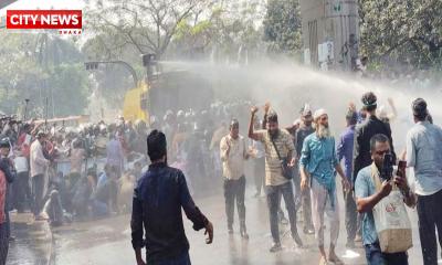 যমুনায় যাওয়ার চেষ্টা বেসরকারি প্রাথমিক বিদ্যালয় শিক্ষকদের, পুলিশের লাঠিচার্জ-জলকামান