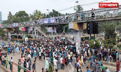 সায়েন্সল্যাব মোড় অবরোধ করেছে সাত কলেজের শিক্ষার্থীরা