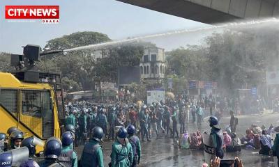 শাহবাগে আন্দোলনরত শিক্ষকদের ওপর পুলিশের লাঠিচার্জ, জলকামান নিক্ষেপ