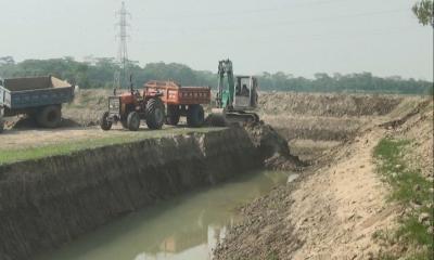 মাদারীপুরে ফসলি জমির মাটি ইটভাটায়, ৬ জনকে জরিমানা